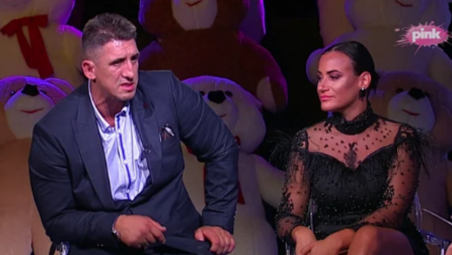 UPLETEN I KRISTIJAN! Kristina ušetala u studio nakon izbacivanja, a ovaj detalj u njenoj ruci je svima zapao za ovo!