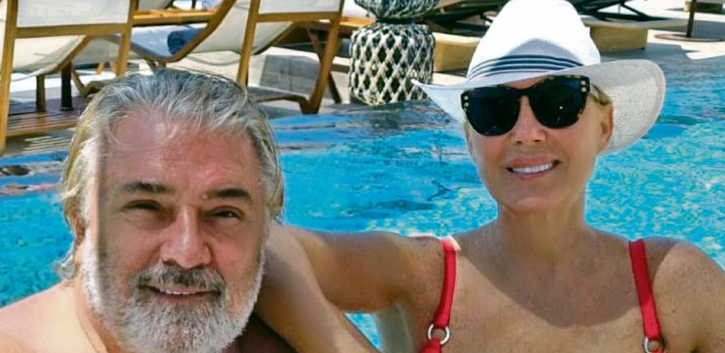 BRENA I BOBA USLIKANI USRED MORA U GRČKOJ Pevačica u kupaćem i s perajima pluta na vodi!