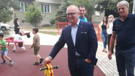 NA SAVSKOM VENCU OTVORENO NOVO DEČIJE IGRALIŠTE Vesić najavio i novu investiciju vrednu 50 miliona dinara