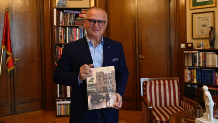VESIĆ PONOSAN Knjiga o Beogradu i na kineskom jeziku, razlikuje se od ostalih izdanja zbog 2 priče (FOTO)