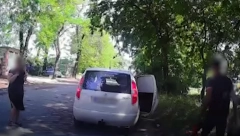 LOPOVI MUNJEVITO SKINULI KATALIZATOR Bilo im je potrebno 30 sekundi, kamera je sve snimila, a džabe su "uhvatili štraftu" (VIDEO)