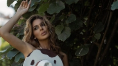 GOLA I NAMAZANA! SVI SU ZINULI KADA SU VIDELI OVU FOTKU MARINE VISKOVIĆ Pevačica u ruci drži samo šešir!