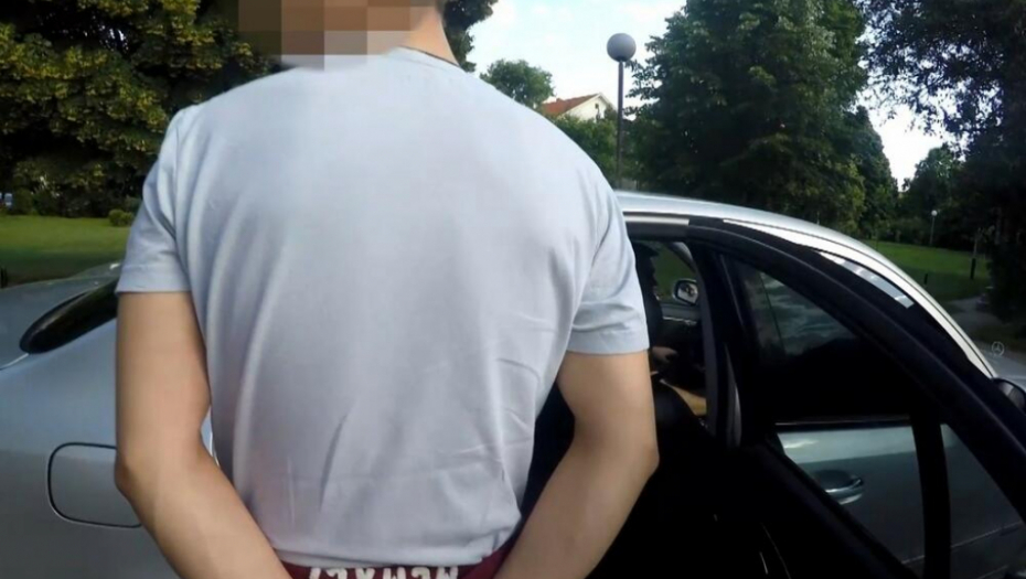 MRTAV PIJAN NAPRAVIO HAOS U BOGATIĆU Nasilnik polupao pola kafića, potezao pištolj na gazdu i njegovog sina!