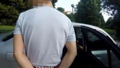 MRTAV PIJAN NAPRAVIO HAOS U BOGATIĆU Nasilnik polupao pola kafića, potezao pištolj na gazdu i njegovog sina!