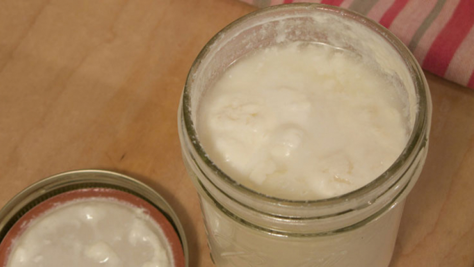 U KEFIR SIPAJTE DVE KAŠIKE OVE NAMIRNICE Čisti creva, podstiče mršavljenje, poboljšava probavu