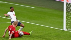 LJUDI, ŠTA VAM JE? Kapiten Danske postigao 11. autogol na Evropskom prvenstvu!
