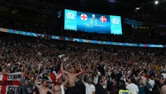 DA LI SU ENGLEZI POGURANI U FINALE? Dve lopte na terenu, a sudija svira penal za Gordi albion!? (FOTO, VIDEO)