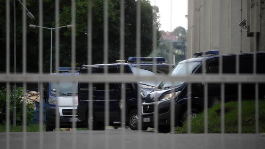 IZ PRITVORA U ZATVOR Osuđeni na 50 godina zatvora: Tukli policajca i zatvorskog čuvara u Sremskoj Mitrovici
