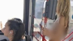 KAO OD MAJKE ROĐENA: Plavuša skroz gola ušla u autobus na Banjici, pa se uhvatila za šipku - putnici ostali u šoku! (FOTO)