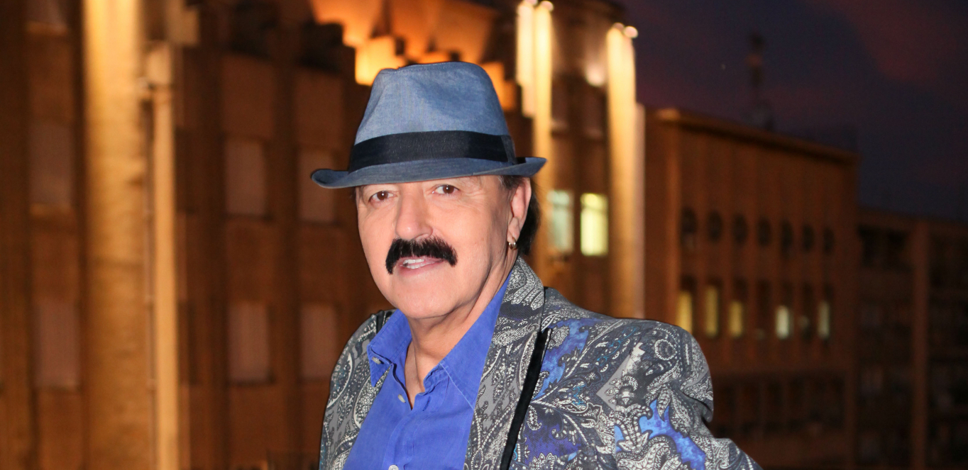 U OVOM IZADNJU GA NISTE VIDELI Isplivala fotografija Haris Džinovića bez šešira, a evo i čime se bavio poznati pevač (FOTO)