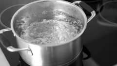 NIKAD NE BI POMISLILI Evo zašto je opasno piti vodu koja je dva puta prokuvala