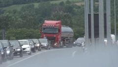 VODA SE IZLILA NA PUT Saobraćaj kod Bele Palanke usporen, došlo je i do odrona