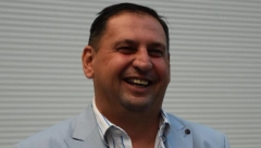 OVO JE NOVA TAKIJEVA DEVOJKA! Dok njegova ćerka uživa sa Filipom, on ne gubi vreme, smuvao atraktivnu brinetu, a jedan detalj svi su zapazili!