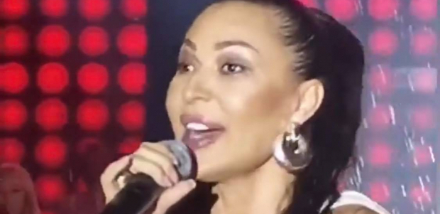 CECA PLAKALA, A BOGDAN JOJ POSLAO PORUKU KOJA JE SVE RAZNEŽILA Pevačica nastupala po kiši, dragi je bodrio!