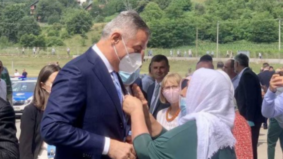 Cvet Srebrenice nije simbol kojim se Srbi krive za genocid, niti je Đukanović napisao da su Srbi ubili evropsku civilizaciju