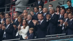 PUNA LOŽA POZNATIH FACA Dve velike zvezde su ukrale šou na Vembliju (FOTO)