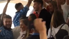 LUDNICA NA VEMBLIJU! Navijačica Engleske pokazala gole grudi (VIDEO)