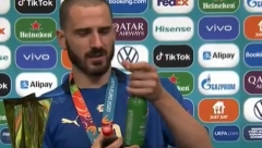 JUNAK ITALIJE NAPRAVIO ŠOU NAKON MEČA! Došao je na konferenciju, a ispred sebe video pivo i koka-kolu! Onda je udario ovo! (VIDEO)