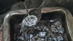 A TO MORA DA JE MAGIJA, BEBO Ana Nikolić i Milan Kalinić salivanjem olova rešavaju probleme!