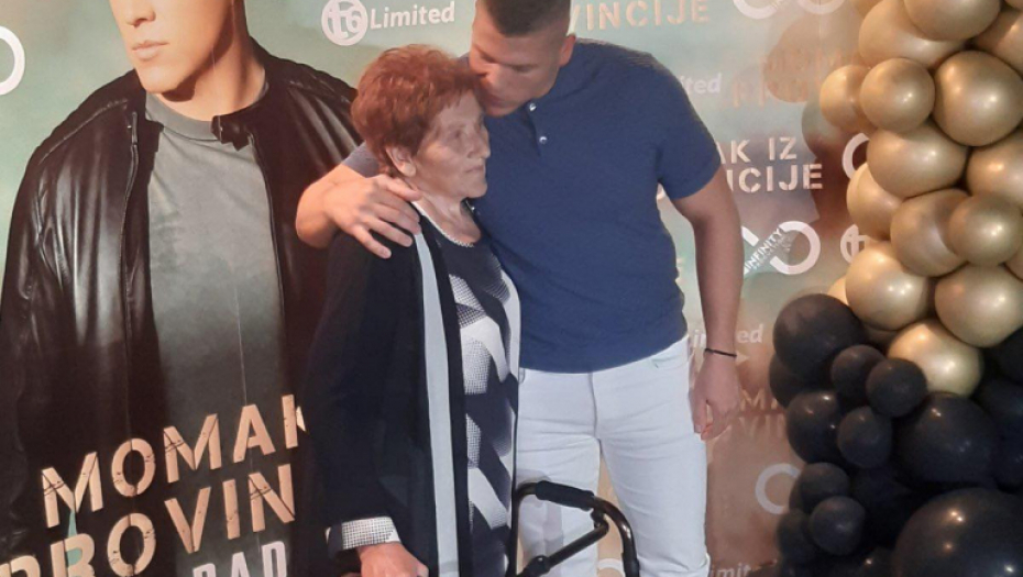 ONA JE NJEGOVA NAJVEĆA PODRŠKA Sloba Radanović promoviše novi album, ali prizor pevača i njegove majke koja se kreće sa šetalicom, mnogima je naterao suze (FOTO)