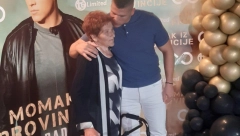 ONA JE NJEGOVA NAJVEĆA PODRŠKA Sloba Radanović promoviše novi album, ali prizor pevača i njegove majke koja se kreće sa šetalicom, mnogima je naterao suze (FOTO)