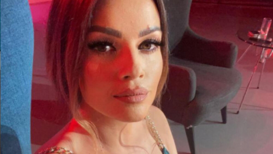JELENA KOSTOV POKAZALA OBNAŽENU ZADNJICU Pevačica u kupaćem zapalila Tursku, svi joj kažu da je prava bomba (FOTO)