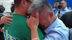 SUZE TEKLE KAO REKA! Pronašao otetog sina posle 24 godine, njihov prvi susret je rasplakao celu naciju! (VIDEO)