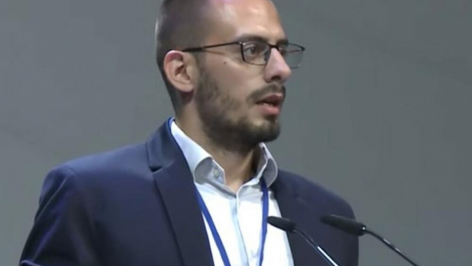 SVI ZAJEDNO PROTIV VUČIĆA I SRBIJE Čovek koji je krečio i skidao srpske zastave uslikan na mitingu u Novom Sadu (FOTO)