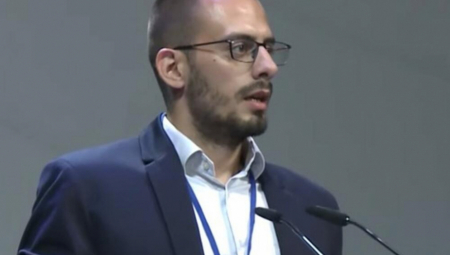 SVI ZAJEDNO PROTIV VUČIĆA I SRBIJE Čovek koji je krečio i skidao srpske zastave uslikan na mitingu u Novom Sadu (FOTO)