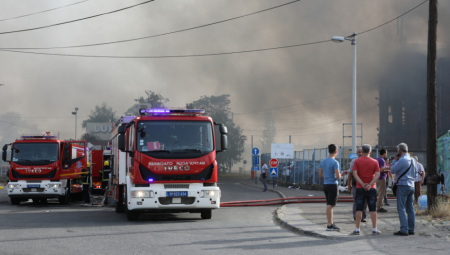 BUKTINJA GUTA KUĆU U LESKOVCU Vatrogasci sprečili tragediju (VIDEO)