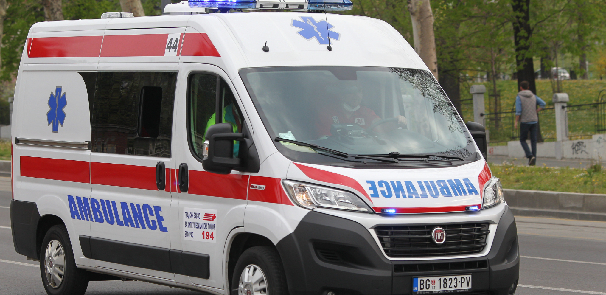 BEBE POVREĐENE U SUDARU U BATAJNICI Hitno prevezene u  Institut za majku i dete