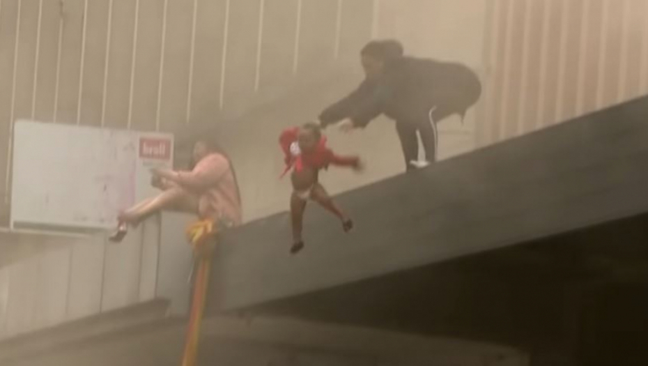 MAJKA BACILA BEBU SA ZGRADE! Kamere uhvatile jezovu scenu! (VIDEO)