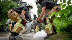 LJUDI NA KROVOVIMA ČEKAJU POMOĆ U Nemačkoj poginulo četvoro ljudi, strahuje se da će biti još žrtava (FOTO/VIDEO)
