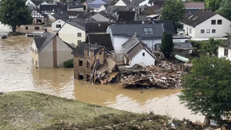 STRAŠNI SNIMCI POPLAVA U NEMAČKOJ Broj nastradalih raste, 70 osoba vode se kao nestale, nadležni strahuju da tu nije kraj (FOTO/VIDEO)