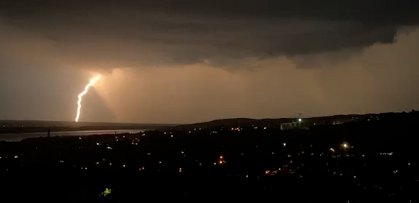 UDAR GROMA U BUGARSKOJ USMRTIO TRI OSOBE Povređen i jedan muškarac, prevezen u bolnicu sa užasnim opekotinama