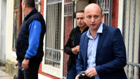 KRIVOKAPIĆ I BEČIĆ ZAGRLILI FOTELJE Premijer Crne Gore se naučio od Mila, sve daje funkciju nikada