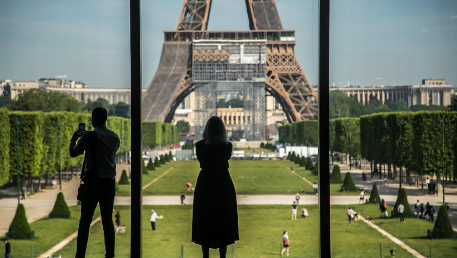 AJFELOV TORANJ U MRAKU Osvetljenje na simbolu Pariza će se gasiti ranije nego inače