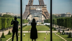 AJFELOV TORANJ U MRAKU Osvetljenje na simbolu Pariza će se gasiti ranije nego inače