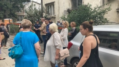 POTRESNE SCENE SA VRAČARA Vatrogasci ruše prozore, stanari urušene zgrade iz domova uzimaju samo najdraže stvari