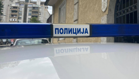 PROŠAO NA CRVENO PA POBEGAO Kamion se zakucao u automobil sa malim detetom na Zrenjanincu