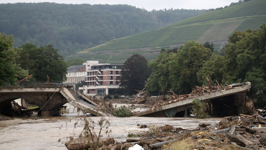 EKSTREMNE POPLAVE POGODILE RUMUNIJU Oglasio se ministar, poginule dve odobe