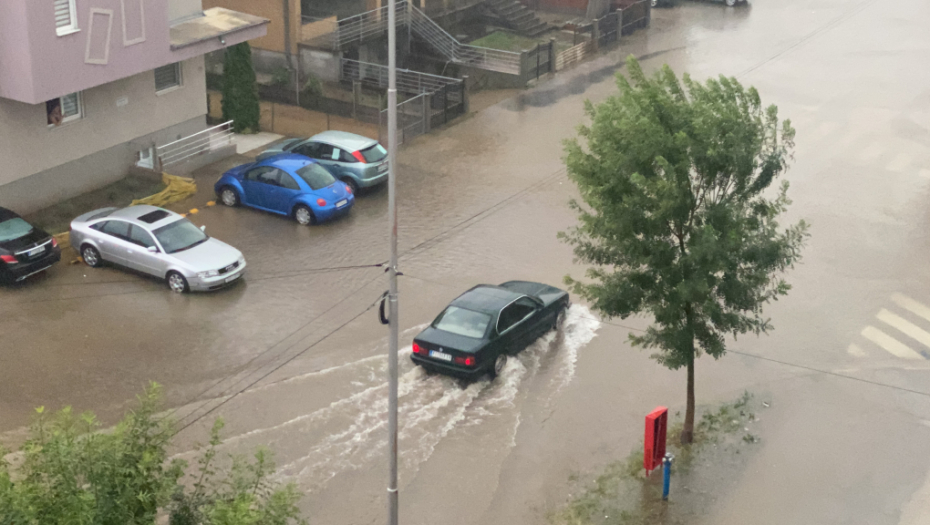 STRAVIČNO NEVREME IZAZVALO POPLAVE  Bujice prekinule dovod kisenioka u bolnici, desetoro umrlo