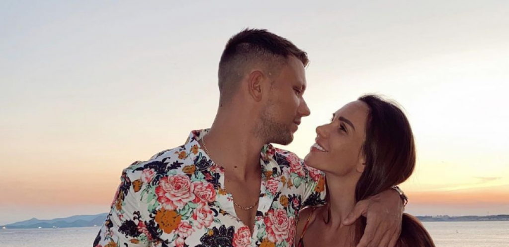 SLAVLJE U DOMU ESTRADNOG PARA! Relja Popović vest o ćerkici dočekao u transu, pevač u delirijumu uz ove folk hitove (VIDEO)