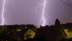 SNAŽNO NEVREME POGODILO HRVATSKU Pojavile su se pijavice, jedna osoba umrla od udara groma, a kakvo vreme čeka Srbiju? (VIDEO)