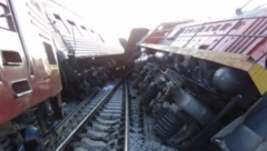 SUDAR VOZA I LOKOMOTIVE U ŠPANIJI POVREĐENO 22 LJUDI Neispravnost lokomotive dovela do nesreće