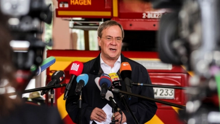 BIZARNO Kandidat za naslednika Angele Merkel se smejao tokom posete poplavljenim područjima (VIDEO)