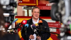 BIZARNO Kandidat za naslednika Angele Merkel se smejao tokom posete poplavljenim područjima (VIDEO)