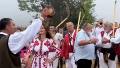 MINISTARKA ZAIGRALA KOLO NA RAJCU Probala sam proju sa koprivom i kolač od suvih šljiva! Delikates su oba (FOTO)