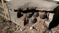 KRENUO DA RENOVIRA KUĆU PA OSTAO ZATEČEN U stepenicama pronašao 160 neobičnih kugli (FOTO/VIDEO)