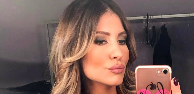 UZAK STRUK I VITKE NOGE! Voditeljka jutarnjeg programa se skinula i pokazala zanosnu figuru, ovakvu je nikada niste videli i to potpuno bez šminke (FOTO)